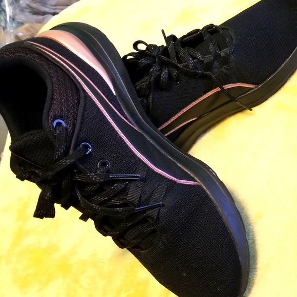 Puma Black & Gold - Picture 1 of 6
